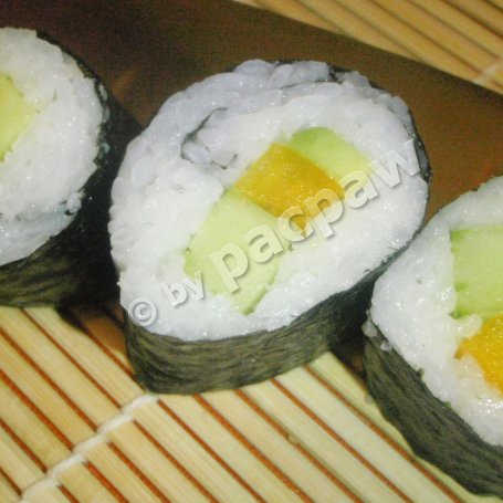 Krok 8 - Sushi – maki bezrybne z ogórkiem, papryką i awokado foto