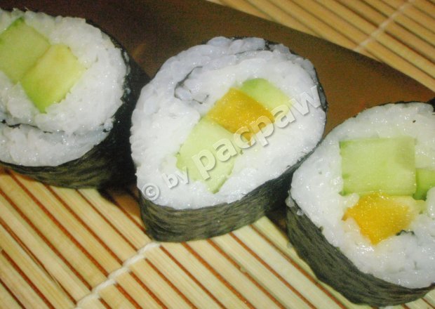 Fotografia przedstawiająca Sushi – maki bezrybne z ogórkiem, papryką i awokado