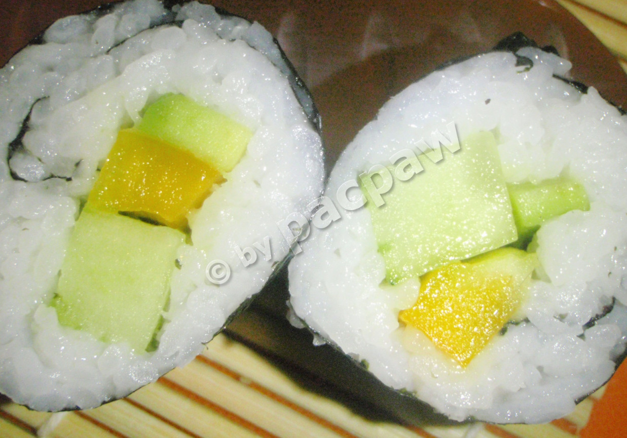 Sushi – maki bezrybne z ogórkiem, papryką i awokado foto