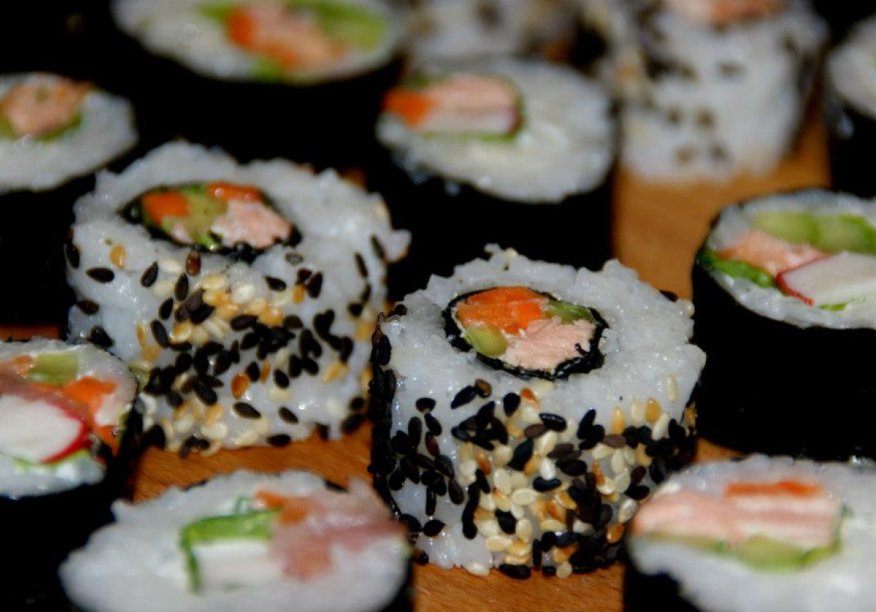 Sushi maki i california maki. foto