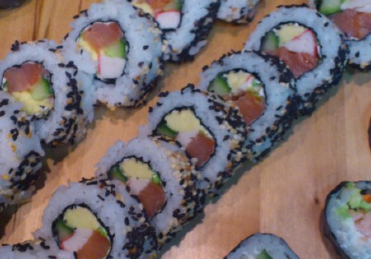 Sushi maki i california maki. foto