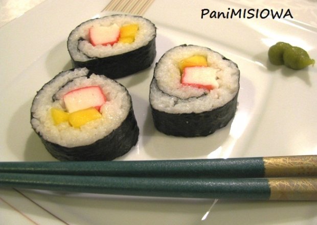 Fotografia przedstawiająca Sushi MAKI z karbem i mango