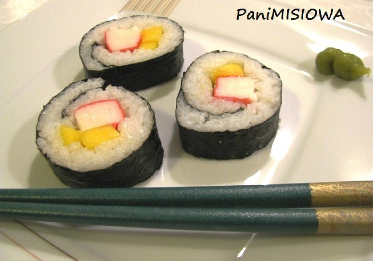 Sushi MAKI z karbem i mango foto