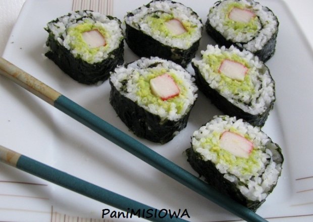 Fotografia przedstawiająca Sushi MAKI z krabem i pastą awokado