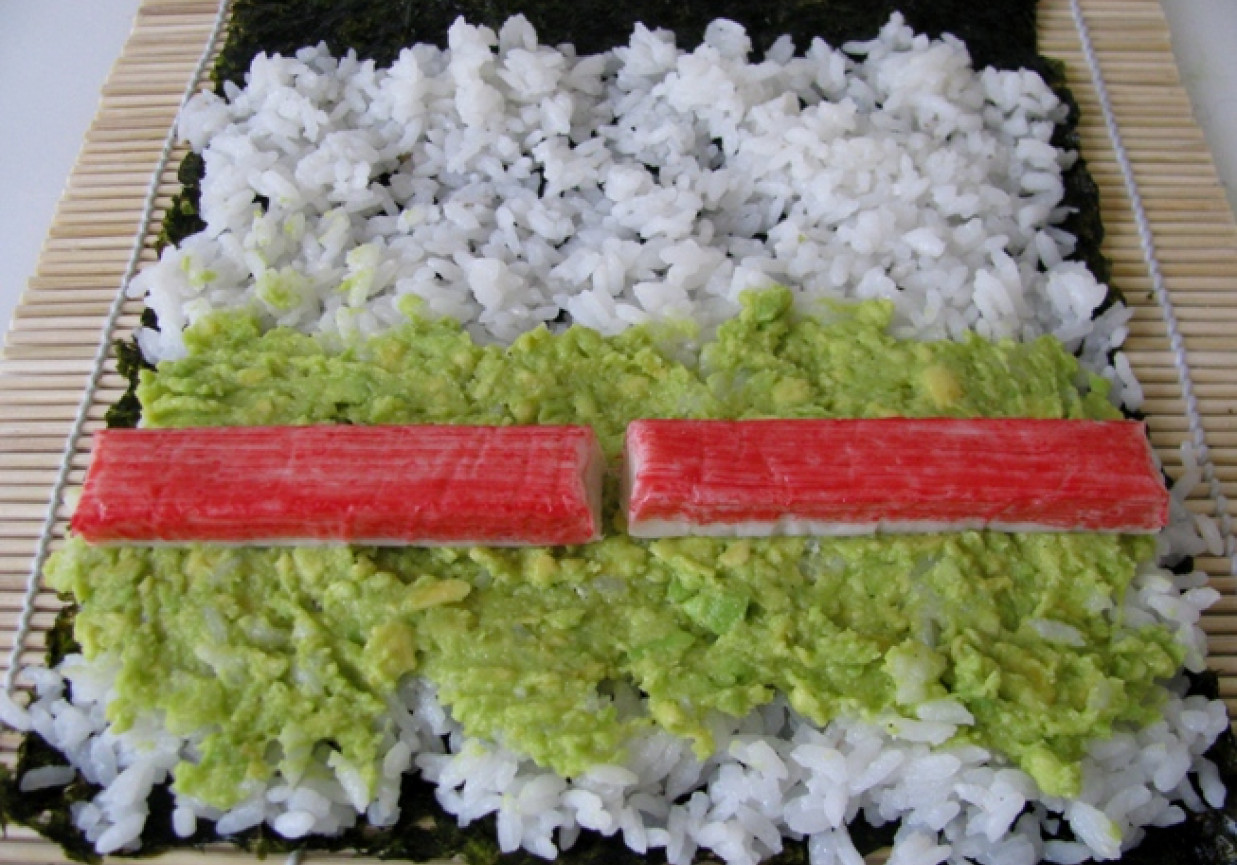 Sushi MAKI z krabem i pastą awokado foto