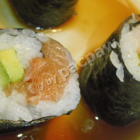 Krok 7 - Sushi – maki z łososiem, awokado i ogórkiem foto