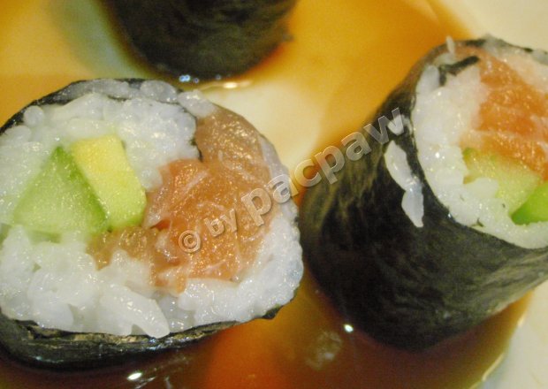 Fotografia przedstawiająca Sushi – maki z łososiem, awokado i ogórkiem
