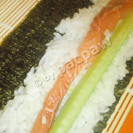 Krok 5 - Sushi – maki z łososiem, awokado i ogórkiem foto