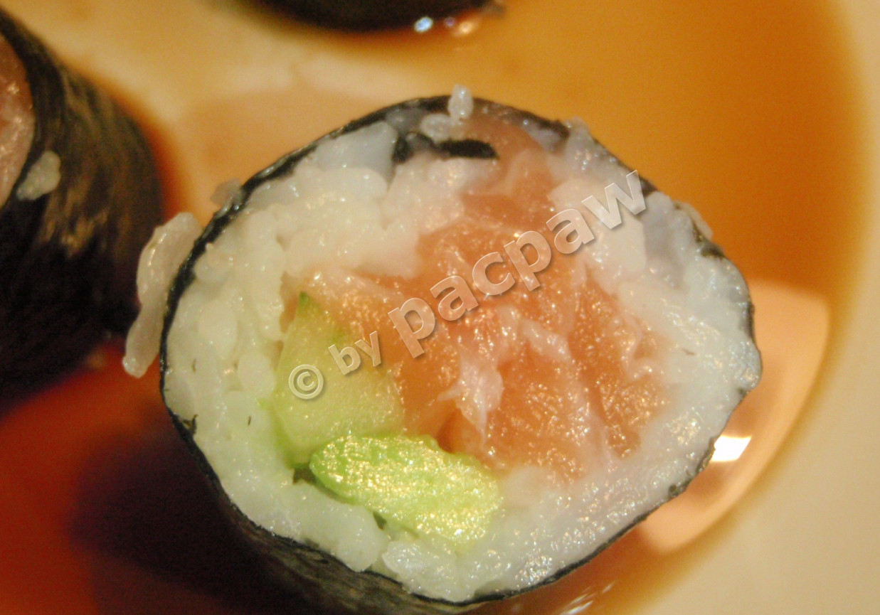 Sushi – maki z łososiem, awokado i ogórkiem foto