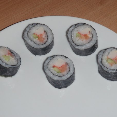 Krok 4 - Sushi maki z łososiem, ogórkiem i krabem foto