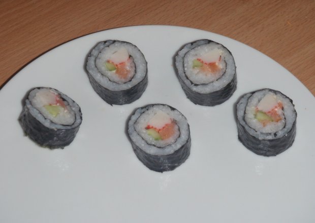 Fotografia przedstawiająca Sushi maki z łososiem, ogórkiem i krabem