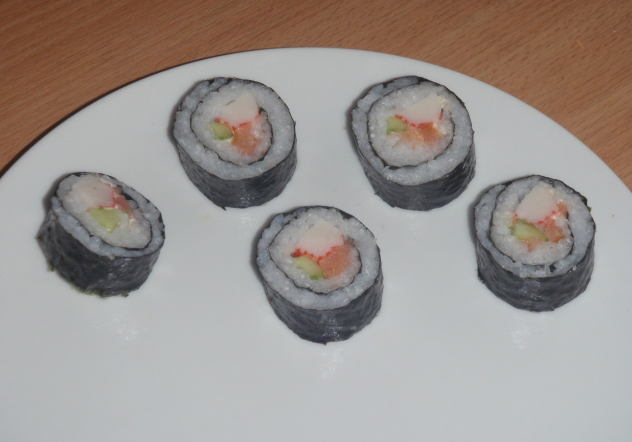 Sushi maki z łososiem, ogórkiem i krabem foto