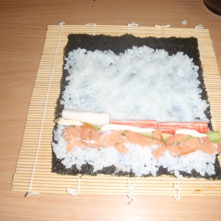 Krok 2 - Sushi maki z łososiem, ogórkiem i krabem foto