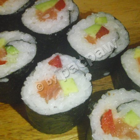 Krok 9 - Sushi maki z łososiem, papryką i awokado z domowym tezu foto