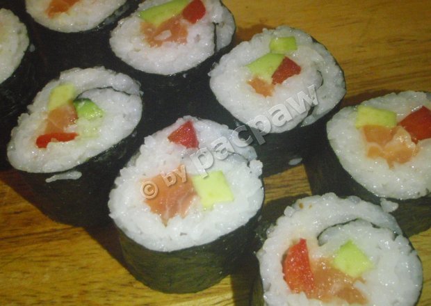 Fotografia przedstawiająca Sushi maki z łososiem, papryką i awokado z domowym tezu