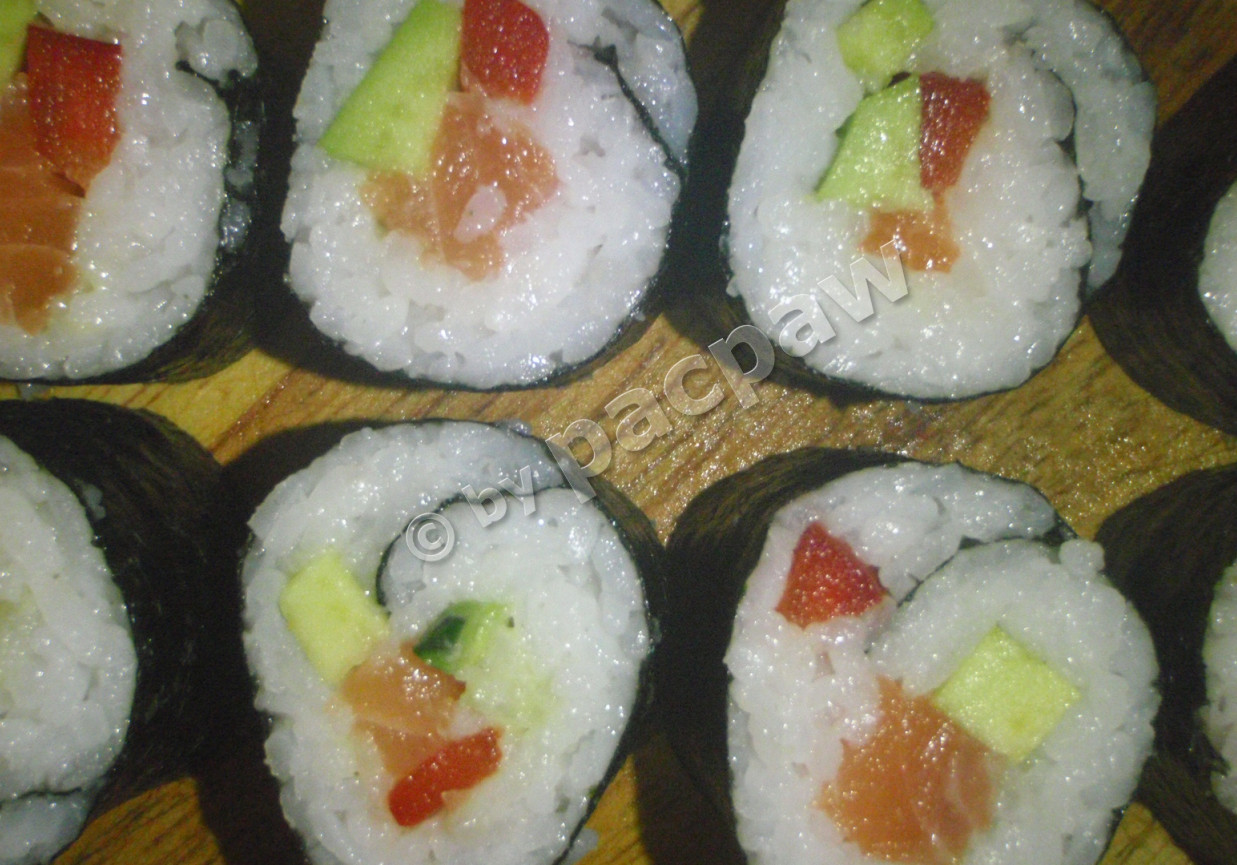 Sushi maki z łososiem, papryką i awokado z domowym tezu foto
