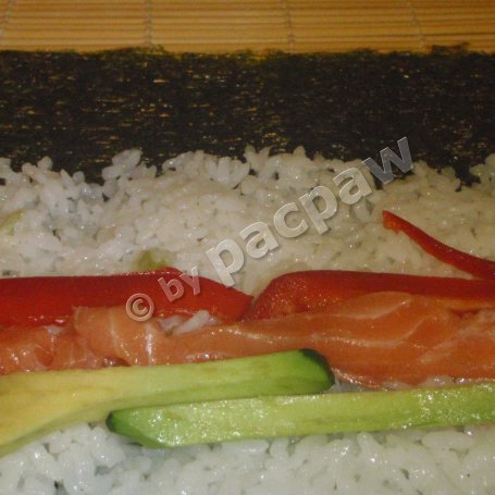 Krok 7 - Sushi maki z łososiem, papryką i awokado z domowym tezu foto