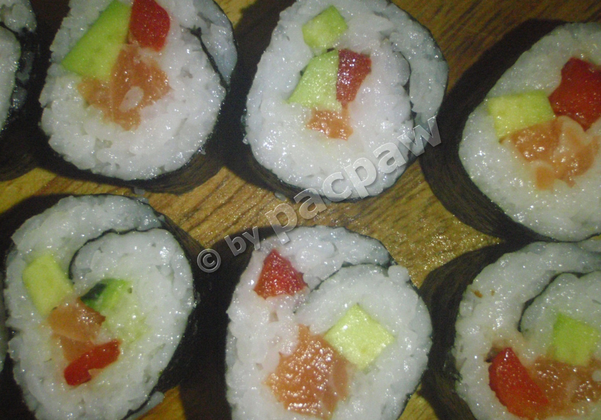 Sushi maki z łososiem, papryką i awokado z domowym tezu foto