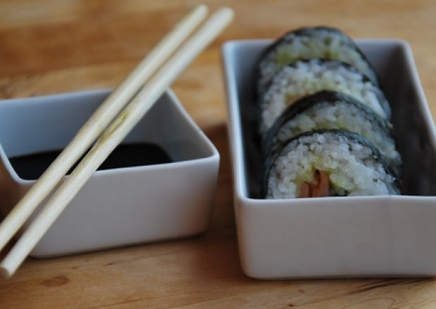Fotografia przedstawiająca Sushi maki z łososiem