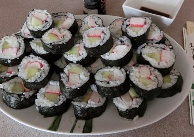 Fotografia przedstawiająca Sushi maki z ogórkiem i surimi