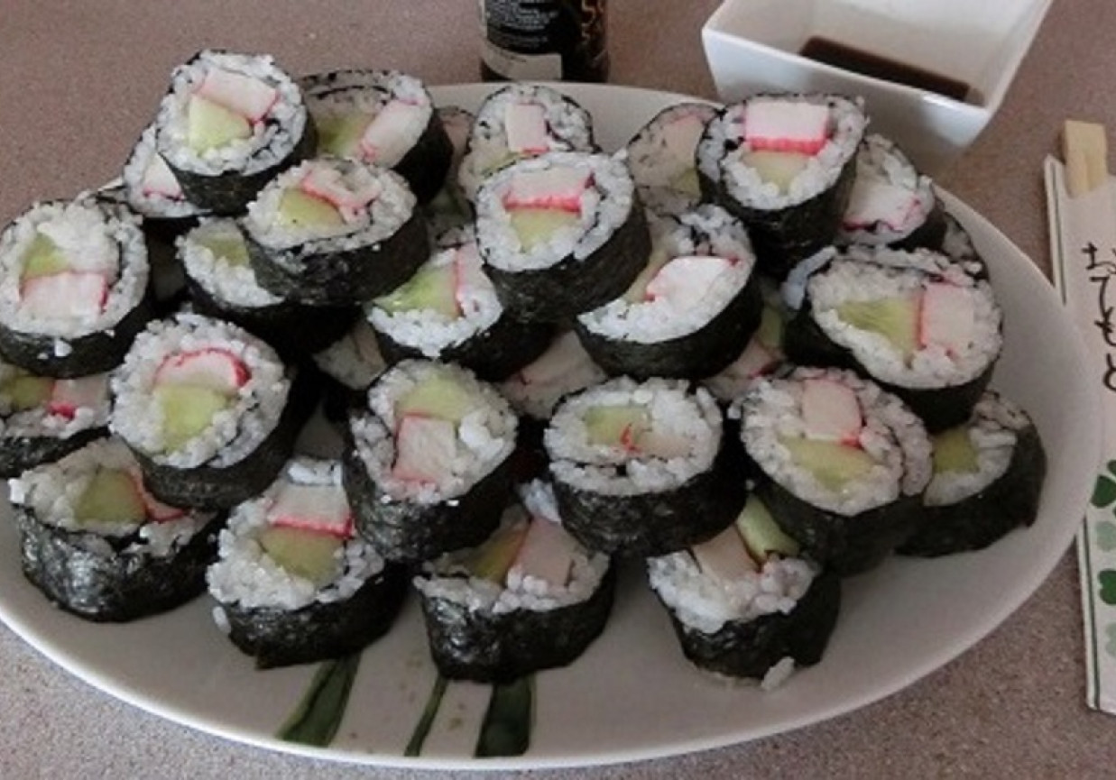 Sushi maki z ogórkiem i surimi foto