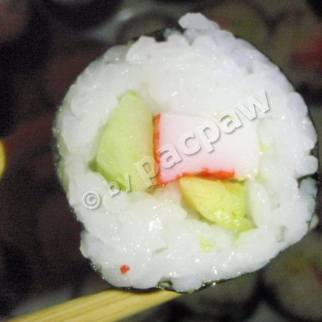Krok 13 - Sushi maki z paluszkami krabowymi, ogórkiem i awokado foto