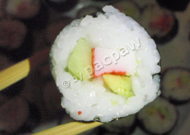 Fotografia przedstawiająca Sushi maki z paluszkami krabowymi, ogórkiem i awokado