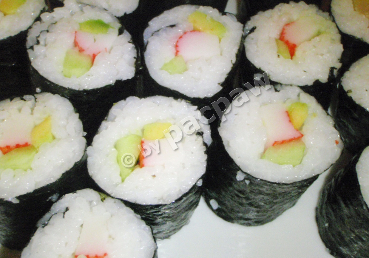 Sushi maki z paluszkami krabowymi, ogórkiem i awokado foto