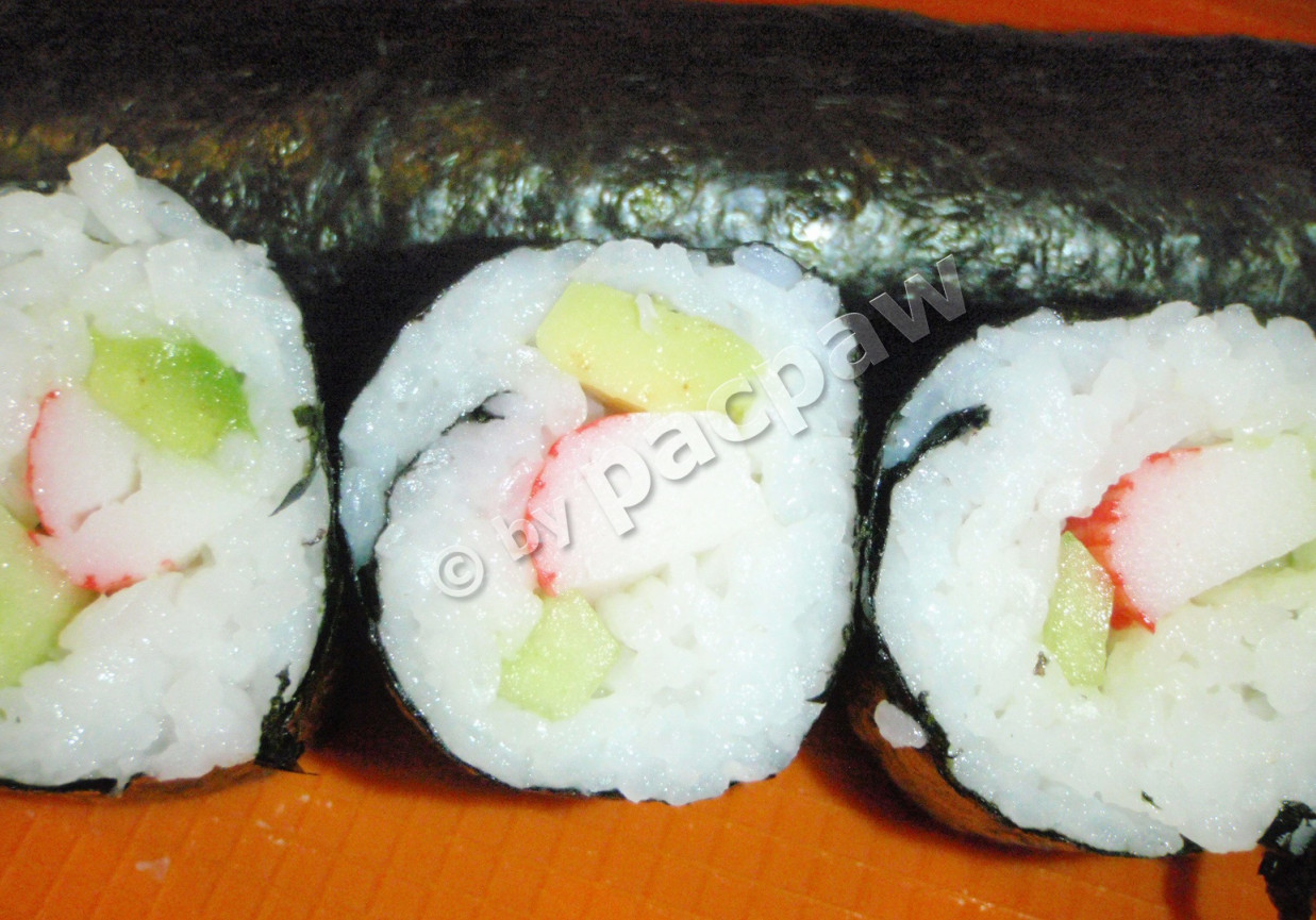 Sushi maki z paluszkami krabowymi, ogórkiem i awokado foto