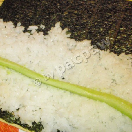 Krok 10 - Sushi maki z paluszkami krabowymi, ogórkiem i awokado foto