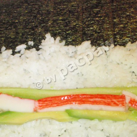 Krok 11 - Sushi maki z paluszkami krabowymi, ogórkiem i awokado foto