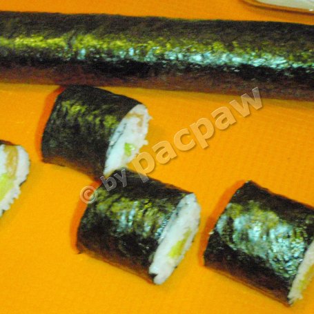 Krok 12 - Sushi maki z paluszkami krabowymi, ogórkiem i awokado foto