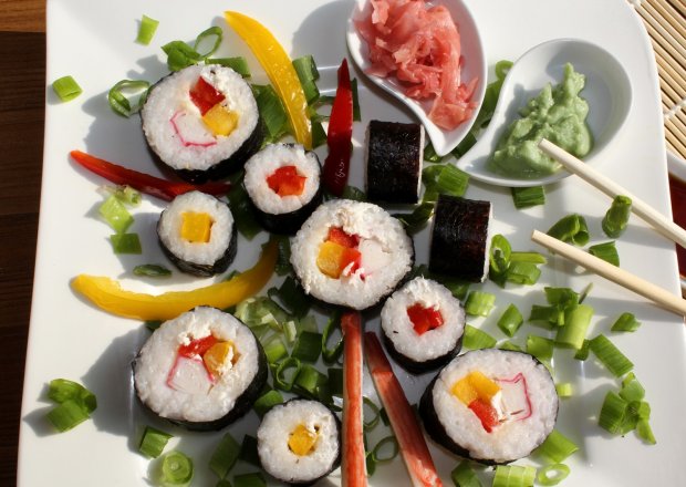 Fotografia przedstawiająca Sushi maki z papryką i paluszkami surimi