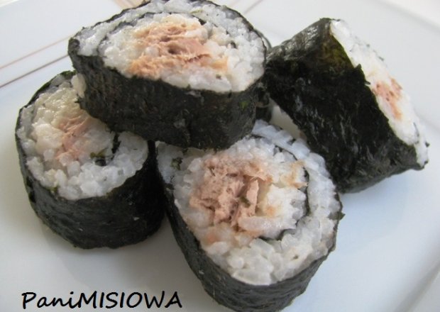 Fotografia przedstawiająca Sushi MAKI z pastą z tuńczyka
