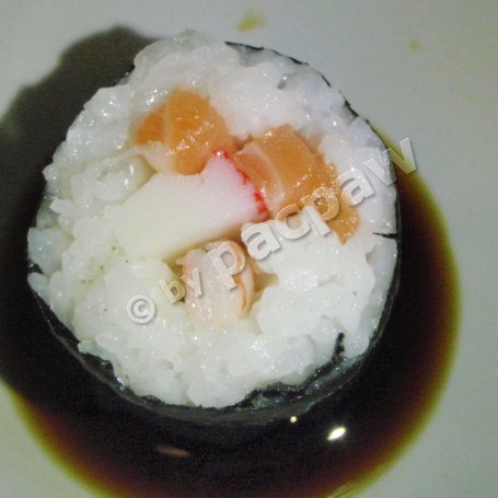 Krok 13 - Sushi maki z surimi, łososiem i krewetkami foto