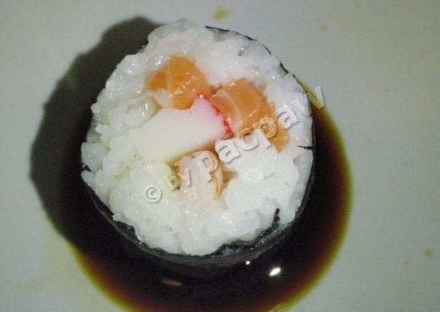 Fotografia przedstawiająca Sushi maki z surimi, łososiem i krewetkami