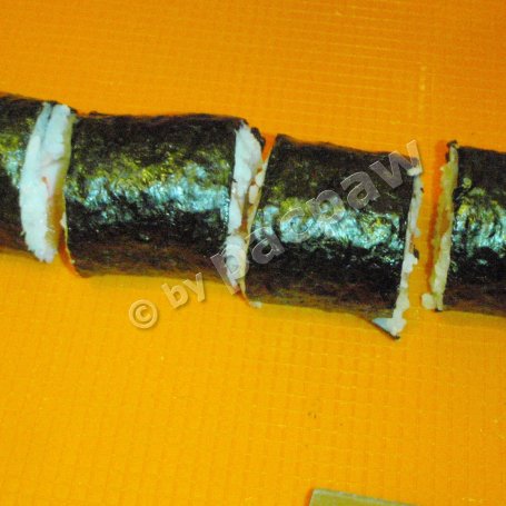 Krok 12 - Sushi maki z surimi, łososiem i krewetkami foto