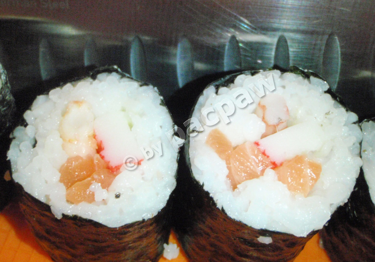 Sushi maki z surimi, łososiem i krewetkami foto