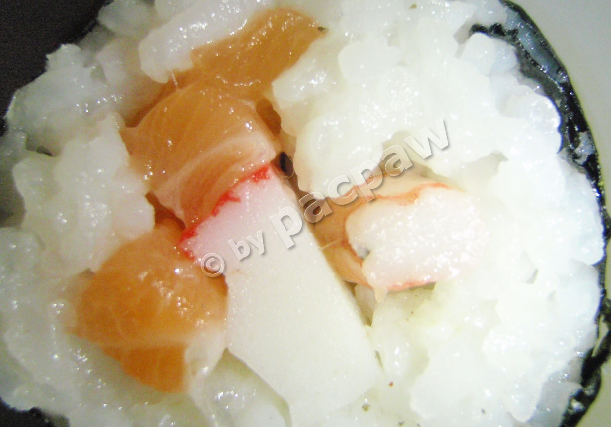 Sushi maki z surimi, łososiem i krewetkami foto