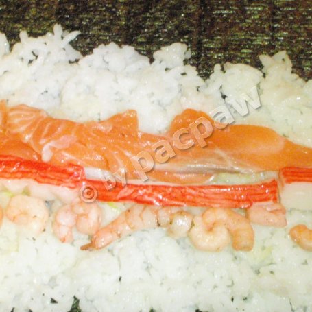 Krok 11 - Sushi maki z surimi, łososiem i krewetkami foto