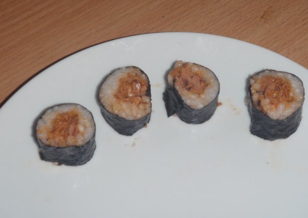 Fotografia przedstawiająca Sushi maki z tyńczykiem chilli