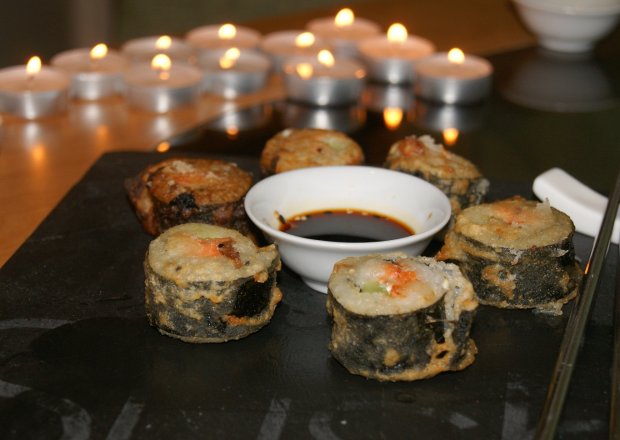 Fotografia przedstawiająca Sushi na ciepło