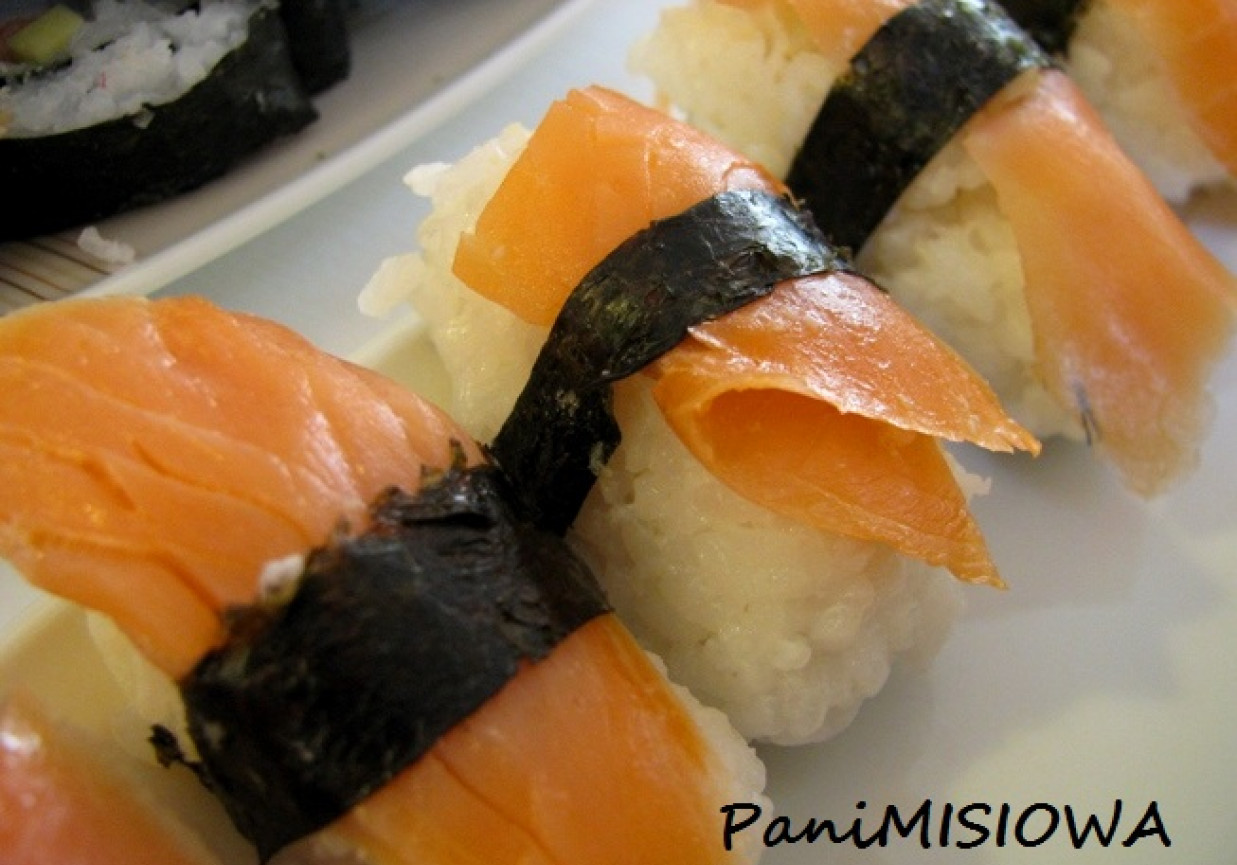 Sushi NIGIRI łosoś z opaską foto