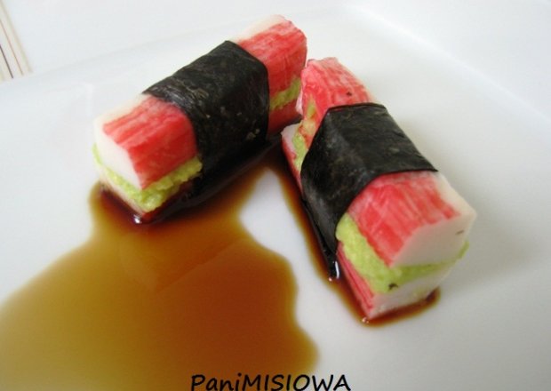 Fotografia przedstawiająca Sushi: paluszki krabowe nadziewane awokado