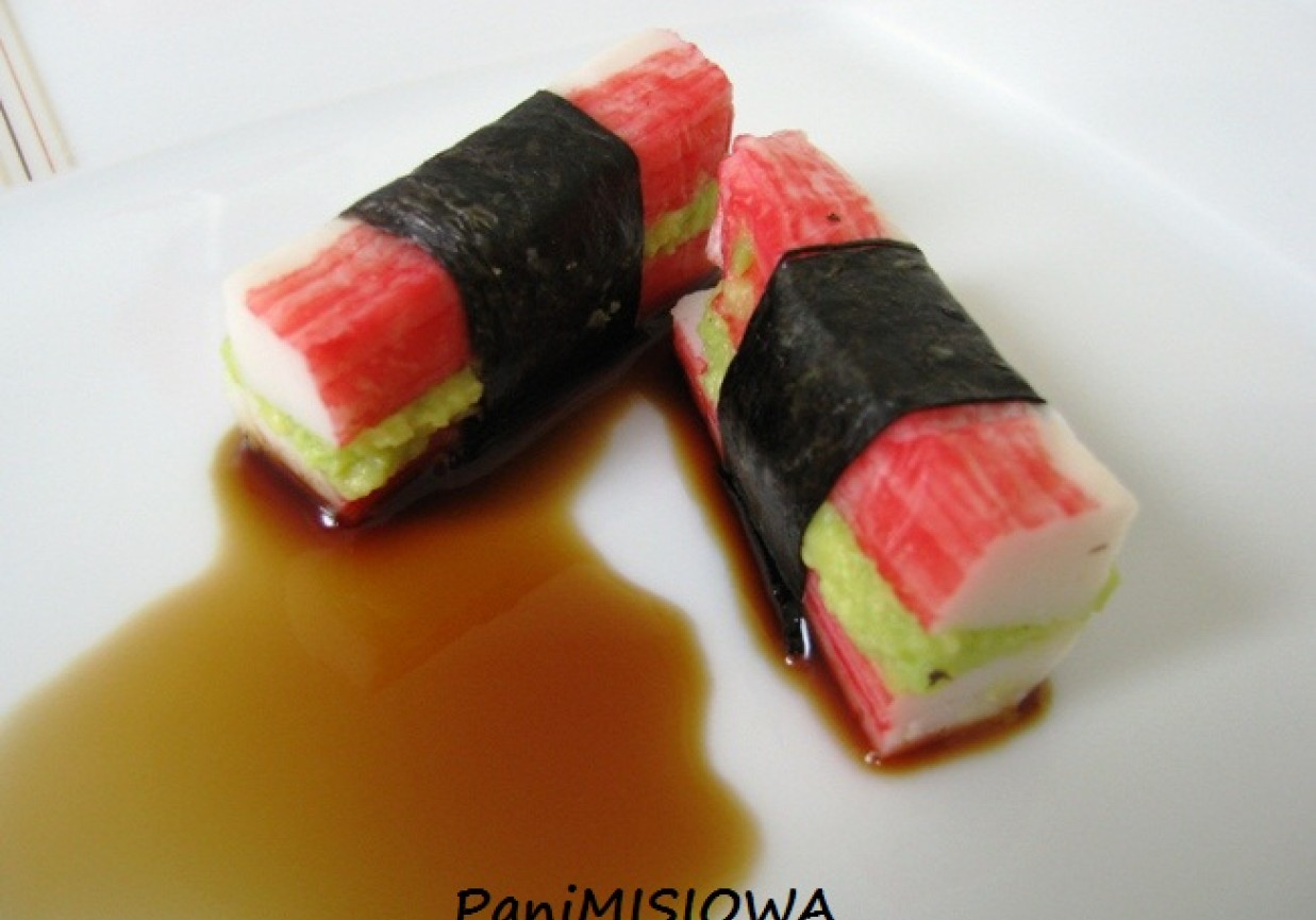 Sushi: paluszki krabowe nadziewane awokado foto