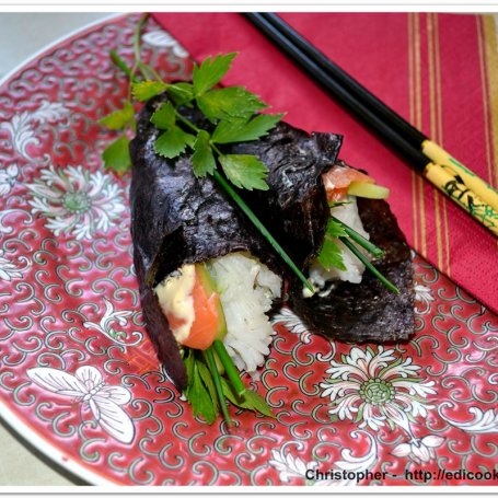 Krok 10 - Sushi temaki z łososiem i ogórkiem. foto