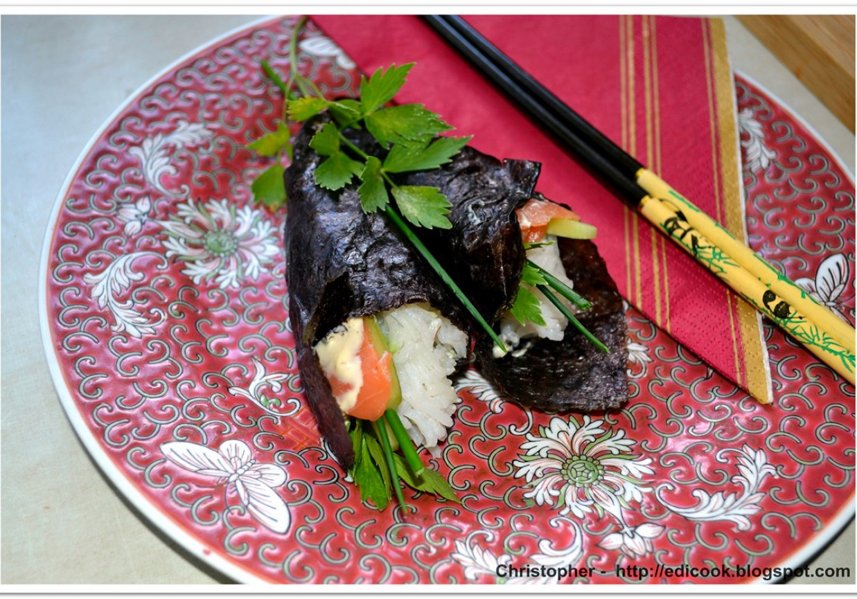 Sushi temaki z łososiem i ogórkiem. foto