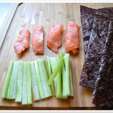 Krok 3 - Sushi temaki z łososiem i ogórkiem. foto