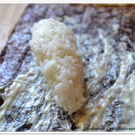 Krok 5 - Sushi temaki z łososiem i ogórkiem. foto