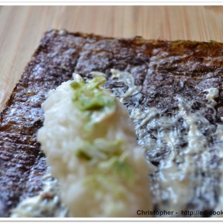Krok 6 - Sushi temaki z łososiem i ogórkiem. foto